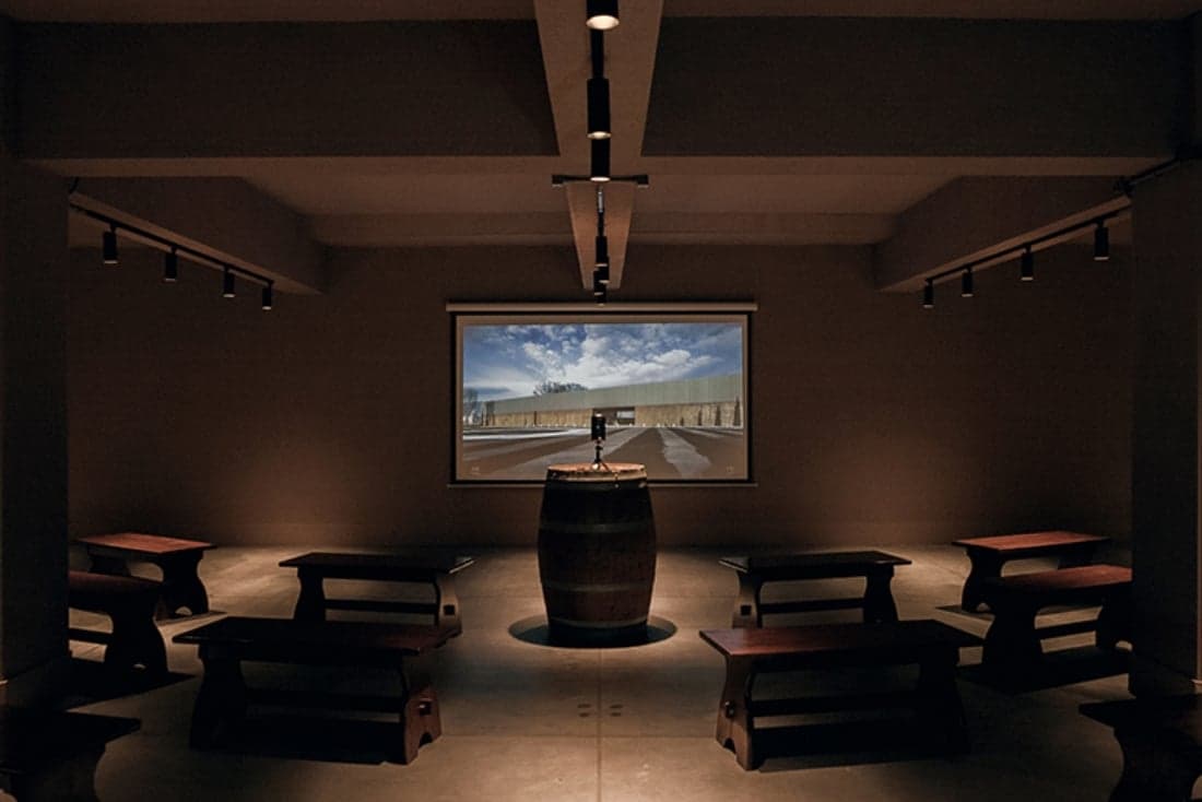 地下に入り、マンズワインの歴史や日本ワインについての映像を鑑賞