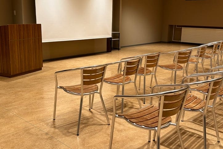 セミナールームで普段は見ることのできない選果の様子、醸造設備などの映像を鑑賞