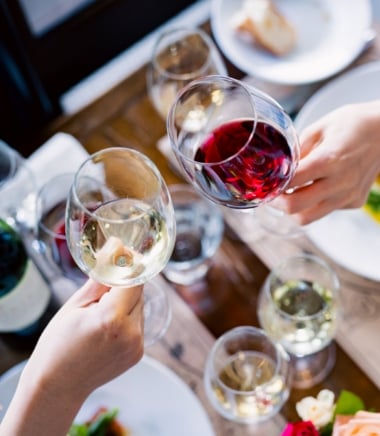 いつもの食卓に、ワインの色彩を